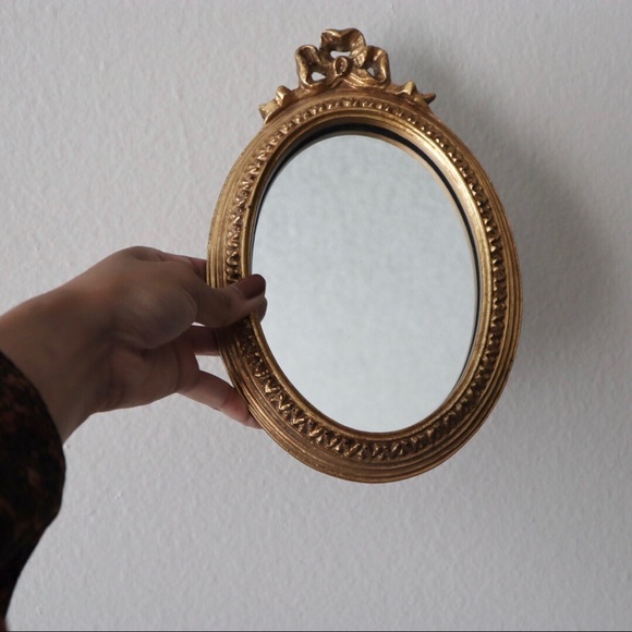Other - Sold 💕 Oval Ornate wall decor mirror